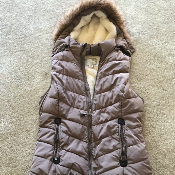 A puffer vest - Picture 2 of 5